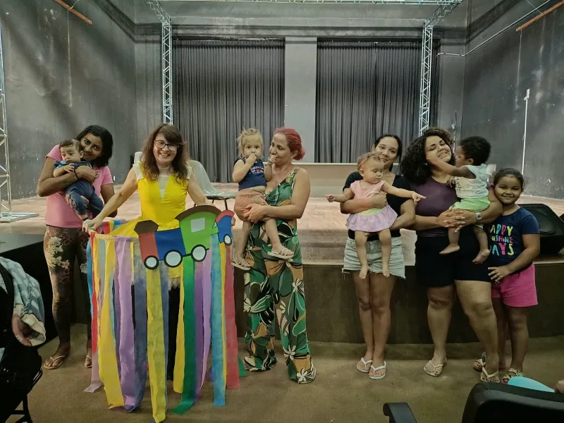 A sessão de contação de história aconteceu no Teatro Municipal “Maria Teresa Alves Viana”