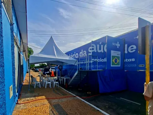 A carreta está estacionada na avenida Cunha Cintra, em frente ao Ginásio de Esportes Gigantão Azul